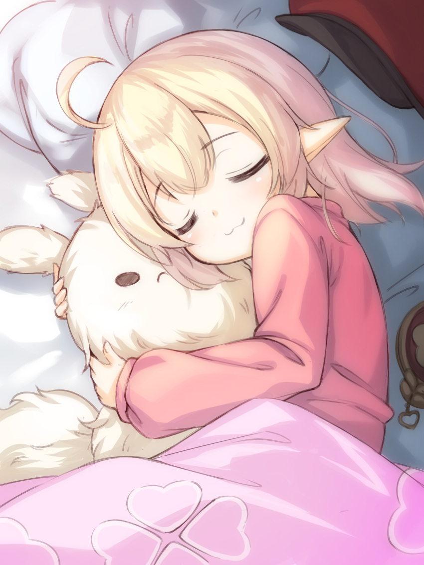 1girl, :3, alternate_costume, alternate_hairstyle, bangs, bed_sheet, cabbie_hat, clover_print
