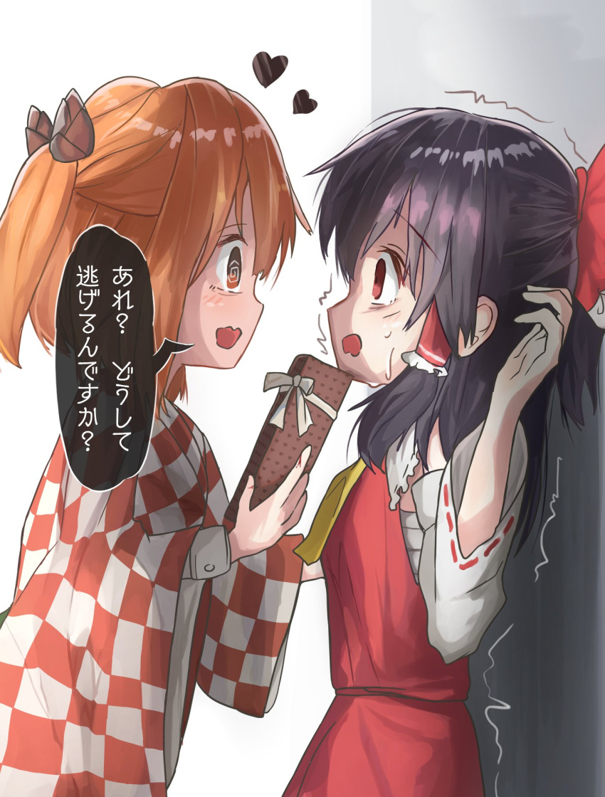 2girls, arm_up, arms_up, ascot, bandages, bangs, bare_shoulders, black_hair, blood, blush, bow, box, breasts, brown_bow, buttons, casuisasa, collared_dress, commentary_request, crazy_eyes, detached_sleeves, dress, empty_eyes, eyebrows_visible_through_hair, frills, grey_shirt, hair_between_eyes, hair_bow, hair_ornament, hair_tubes, hakurei_reimu, hands_up, highres, long_sleeves, looking_at_another, medium_breasts, medium_hair, motoori_kosuzu, multiple_girls, open_mouth, orange_eyes, orange_hair, plaid, plaid_shirt, red_bow, red_dress, red_eyes, red_shirt, scared, shirt, short_hair, short_twintails, simple_background, smile, standing, touhou, translation_request, twintails, valentine, wall, white_background, white_bow, white_shirt, wide_sleeves, yandere, yellow_ascot, yuri