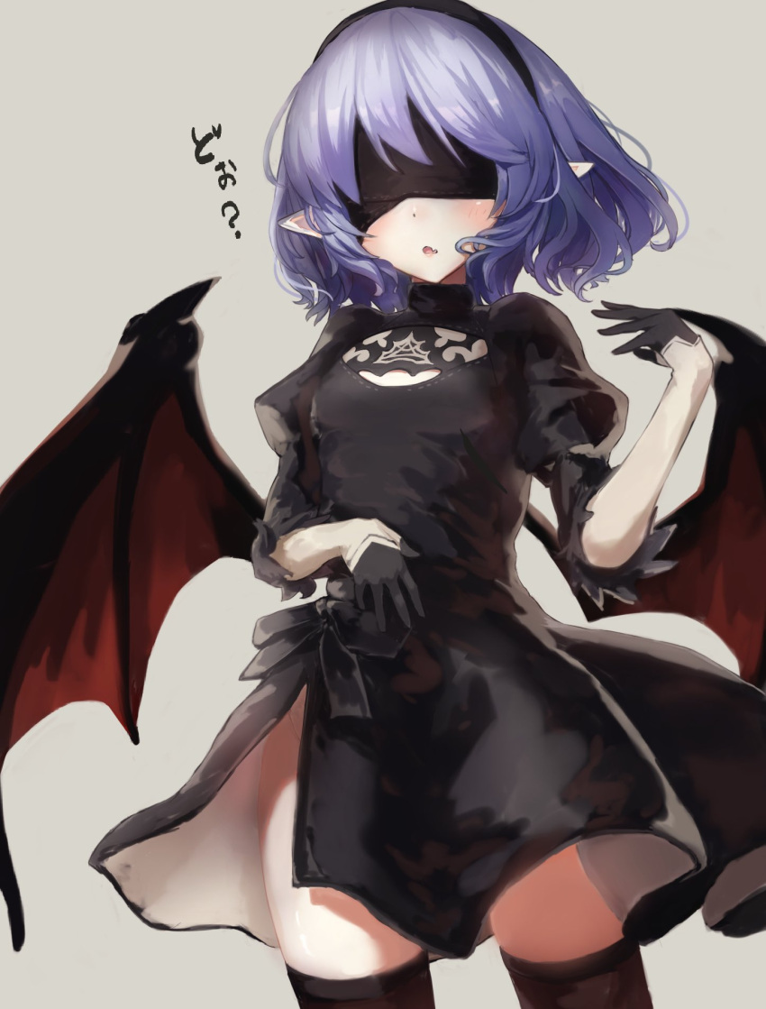 1girl, alternate_costume, arm_up, bangs, bat_wings, black_blindfold, black_dress, black_gloves, black_headband, black_legwear, black_ribbon, blindfold, blush, bob_cut, breasts, chestnut_mouth, commentary_request, cosplay, dress, ei_tantan, fang, feet_out_of_frame, gloves, grey_background, half_gloves, headband, highres, juliet_sleeves, long_sleeves, looking_at_viewer, medium_breasts, nier_(series), nier_automata, one_eye_covered, open_mouth, over-kneehighs, pointy_ears, puffy_sleeves, purple_hair, remilia_scarlet, ribbon, short_hair, side_slit, silver_hair, skin_fang, solo, standing, sword, thigh-highs, touhou, weapon, wings, yorha_no._2_type_b, yorha_no._2_type_b_(cosplay)