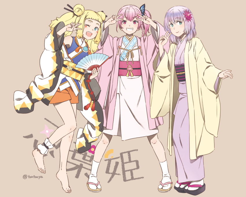 3girls, ankle_cuffs, barefoot, beige_background, blue_eyes, butterfly_hair_ornament, closed_mouth, double_bun, double_v, facial_mark, flower, gatahime, geta, grin, hair_flower, hair_ornament, hand_fan, haori, holding, holding_fan, igano_mitama, indie_virtual_youtuber, inori_hazuki, japanese_clothes, kimono, mole, mole_under_mouth, multiple_girls, obi, one_eye_closed, open_mouth, orange_shorts, pink_eyes, pink_hair, pink_sash, purple_hair, purple_kimono, sandals, sash, shorts, side_ponytail, simple_background, smile, tabi, tootooya, twintails, v, virtual_youtuber