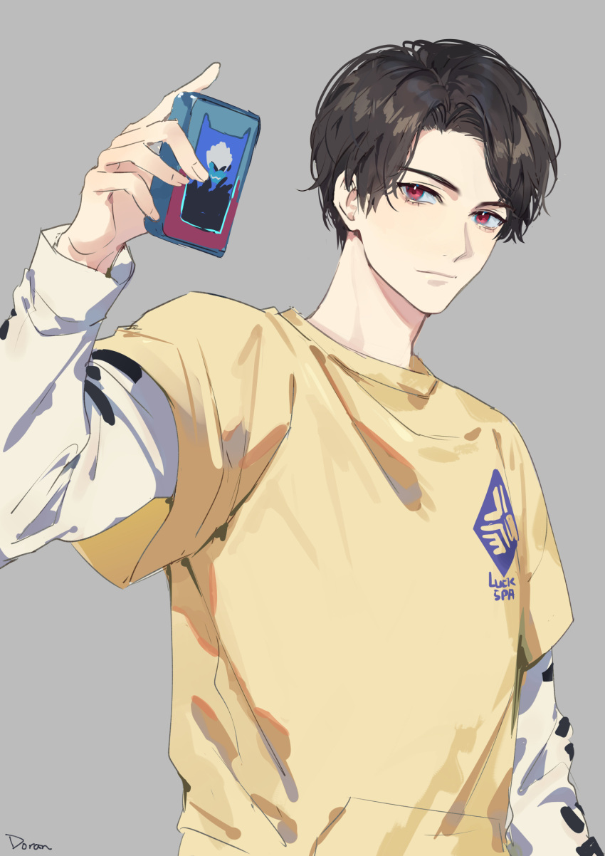 2boys, blue_eyes, brown_hair, casual, cellphone, determined, doran7280, expressionless, eyebrows, happy_spa, highres, igarashi_ikki, kamen_rider, kamen_rider_revice, male_focus, multiple_boys, phone, pink_eyes, shirt, short_hair, signature, smartphone, t-shirt, undershirt, upper_body, vice_(kamen_rider_revice), white_shirt, yellow_shirt