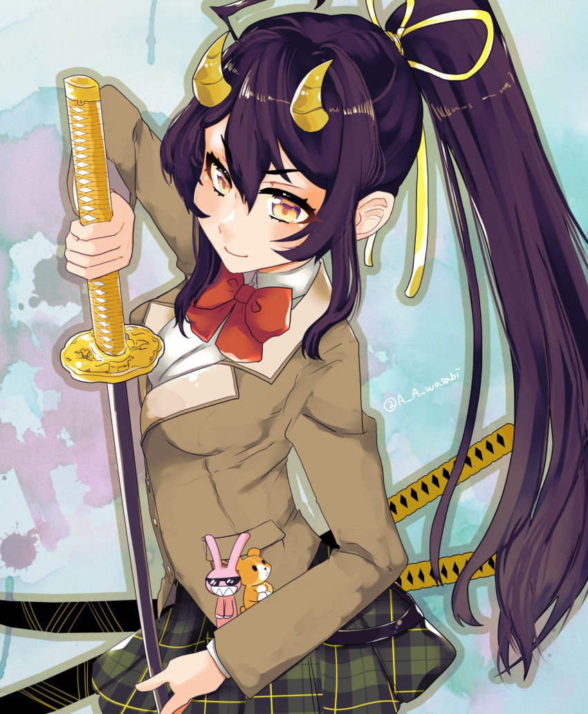 1girl, black_hair, bow, ei_(a_a_wasabi), hair_ribbon, highres, holding, holding_sword, holding_weapon, horns, keychain, long_hair, looking_at_viewer, multiple_swords, oni, oni_horns, ponytail, ribbon, school_uniform, sidelocks, simple_background, skirt, smile, solo, suzuka_(housamo), sword, tokyo_afterschool_summoners, twitter_username, upper_body, weapon, yellow_eyes, yellow_horns