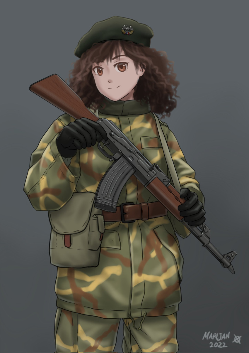 1girl, 2022, artist_name, assault_rifle, bangs, belt, beret, black_gloves, brown_belt, brown_eyes, brown_hair, camouflage, camouflage_jacket, camouflage_pants, commentary, cowboy_shot, gloves, green_headwear, grey_background, gun, hat, highres, holding, holding_gun, holding_weapon, jacket, looking_at_viewer, mardjan, medium_hair, military, military_jacket, original, pants, pouch, rifle, simple_background, sling, smile, solo, swept_bangs, wavy_hair, weapon, weapon_request, yugoslavia