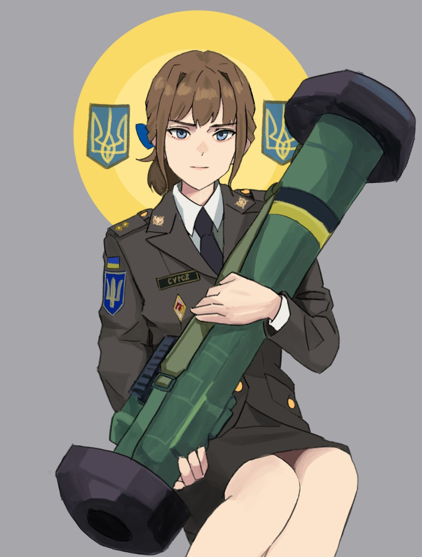 1girl, bangs, black_necktie, blue_eyes, brown_hair, closed_mouth, commentary_request, cowboy_shot