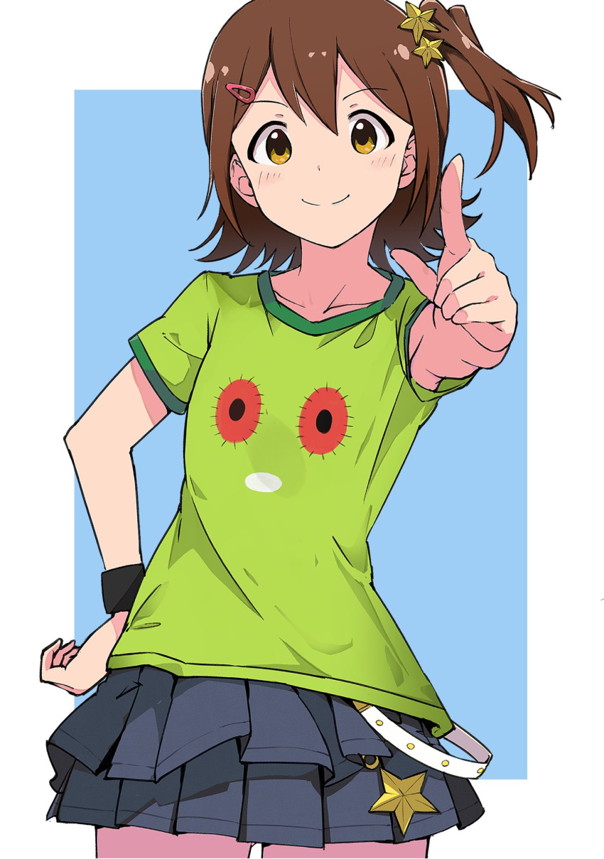 armpit_peek, bangs, black_skirt, blue_background, breasts, chupacabra_(idolmaster), collarbone, commentary, green_shirt, hair_between_eyes, hair_ornament, hairclip, hand_on_hip, highres, idolmaster, idolmaster_million_live!, index_finger_raised, kasuga_mirai, light_blush, looking_at_viewer, medium_hair, pointing, pointing_at_viewer, rauto, shirt, short_sleeves, side_ponytail, simple_background, skirt, small_breasts, smile, solo, star_(symbol), star_hair_ornament, strap, t-shirt, wristband, yellow_eyes