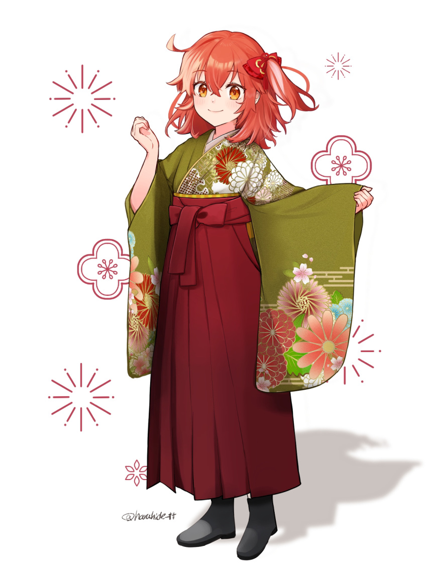 1girl, ahoge, alternate_costume, alternate_hair_ornament, fate/grand_order, fate_(series), floral_print, fujimaru_ritsuka_(female), full_body, furisode, green_kimono, hakama, highres, japanese_clothes, kimono, matsui_haru, orange_eyes, orange_hair, print_kimono, red_hakama, side_ponytail, smile, solo, standing, wide_sleeves