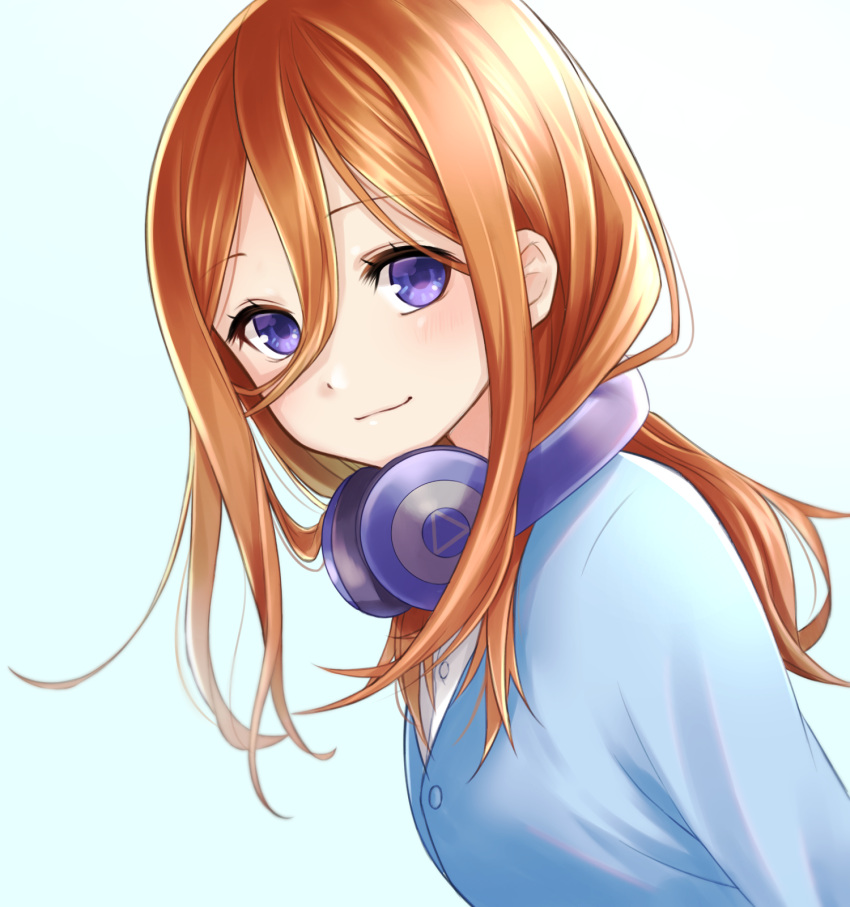 1girl, bangs, blue_cardigan, blue_eyes, brown_hair, cardigan, closed_mouth, dress_shirt, eyebrows_visible_through_hair, go-toubun_no_hanayome, hair_between_eyes, headphones, headphones_around_neck, highres, long_hair, nakano_miku, nikku(user_grkf3753), shiny, shiny_hair, shirt, simple_background, smile, solo, upper_body, white_background, white_shirt