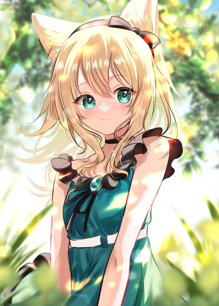 1girl, absurdres, animal_ear_fluff, animal_ears, arknights, bangs, bare_arms, bare_shoulders, black_bow, black_hairband, blonde_hair, blurry, blurry_background, blurry_foreground, bow, closed_mouth, commentary_request, day, depth_of_field, dog_ears, dress, eyebrows_visible_through_hair, green_dress, green_eyes, hair_between_eyes, hair_bow, hairband, highres, looking_at_viewer, onasu_(nasubinari), outdoors, podenco_(arknights), podenco_(wake_up_from_a_nap)_(arknights), sleeveless, sleeveless_dress, smile, solo