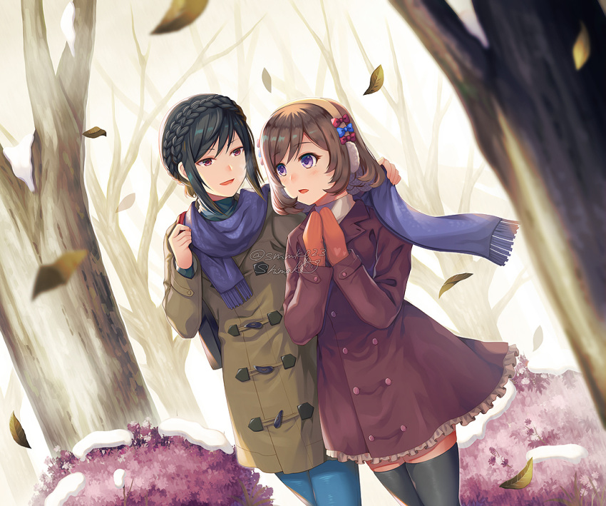 2girls, artist_name, bangs, bare_tree, black_hair, black_legwear, blue_bow, blue_legwear, blue_scarf, bob_cut, bow, braid, brown_coat, brown_hair, bush, coat, cropped_legs, crown_braid, duffel_coat, dutch_angle, earmuffs, eyebrows_visible_through_hair, frilled_coat, heart, leaves_in_wind, long_sleeves, looking_at_another, multiple_girls, open_mouth, orange_mittens, original, outdoors, own_hands_together, purple_coat, red_bow, red_eyes, scarf, shimako_(smk023), short_hair, smile, snow, swept_bangs, thigh-highs, tree, twitter_username, violet_eyes, winter, zettai_ryouiki