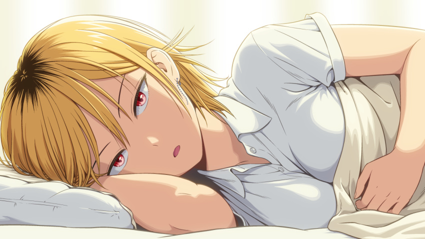 1girl, bangs, black_hair, blanket, blonde_hair, breasts, buttons, collared_shirt, commentary_request, earrings, from_side, hand_up, head_on_pillow, highres, ichikawa_masahiro, jewelry, large_breasts, looking_at_viewer, lying, multicolored_hair, on_bed, on_side, parted_lips, pillow, pov, pov_across_bed, red_eyes, school_uniform, shirt, short_hair, short_sleeves, simple_background, solo, two-tone_hair, under_covers, upper_body, watashi_ga_motenai_no_wa_dou_kangaetemo_omaera_ga_warui!, white_background, white_shirt, yoshida_masaki