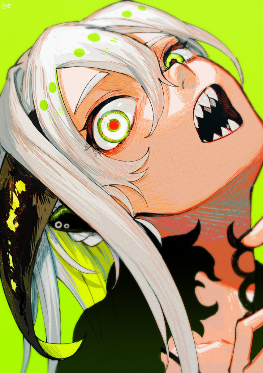 1other, bangs, blush, collarbone, demon_horns, eyelashes, face, fangs, green_background, green_eyes, hair_between_eyes, head_tilt, highres, horns, looking_at_viewer, medium_hair, nose_blush, open_mouth, original, red_pupils, sharp_teeth, shinagire_(sinanohaka), simple_background, solo, teeth, white_hair