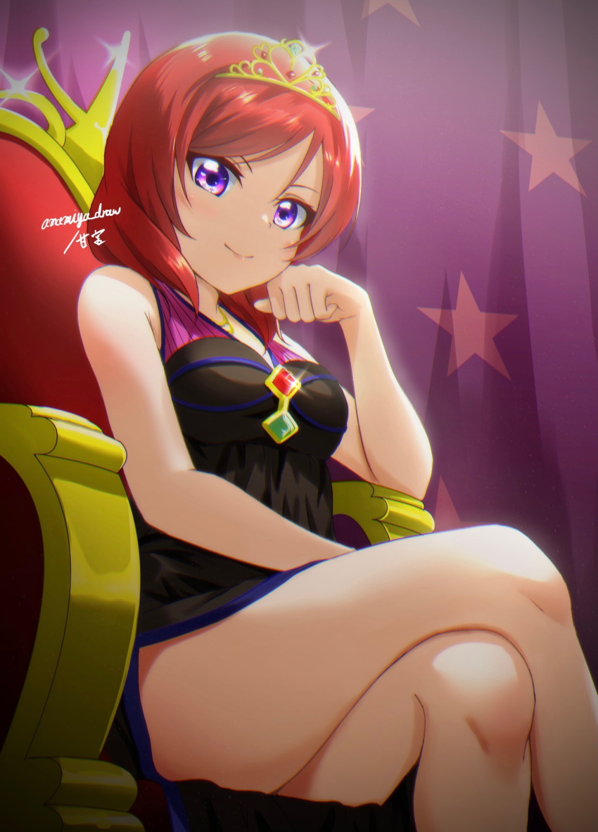 1girl, amamiya_(re-amamiya), bare_arms, bare_shoulders, black_dress, breasts, brooch, closed_mouth, crossed_legs, curtains, dress, elbow_rest, from_below, gem, glint, gold, highres, jewelry, legs, looking_at_viewer, love_live!, medium_hair, nishikino_maki, official_alternate_costume, redhead, side_slit, signature, sitting, sleeveless, sleeveless_dress, smile, soldier_game, solo, star_(symbol), star_print, thighs, throne, tiara, violet_eyes