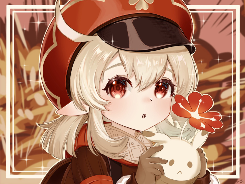 1girl, ahoge, ai_(u_e_o_o), backpack, bag, bangs, blurry, brown_gloves, brown_scarf, cabbie_hat, clover_print, coat, commentary_request, depth_of_field, explosion, eyebrows_visible_through_hair, genshin_impact, gloves, hair_between_eyes, hat, hat_feather, hat_ornament, highres, holding, hooded_coat, jumpy_dumpty, klee_(genshin_impact), long_hair, long_sleeves, looking_at_viewer, low_twintails, parted_lips, pointy_ears, randoseru, red_coat, red_eyes, red_headwear, scarf, sidelocks, solo, twintails