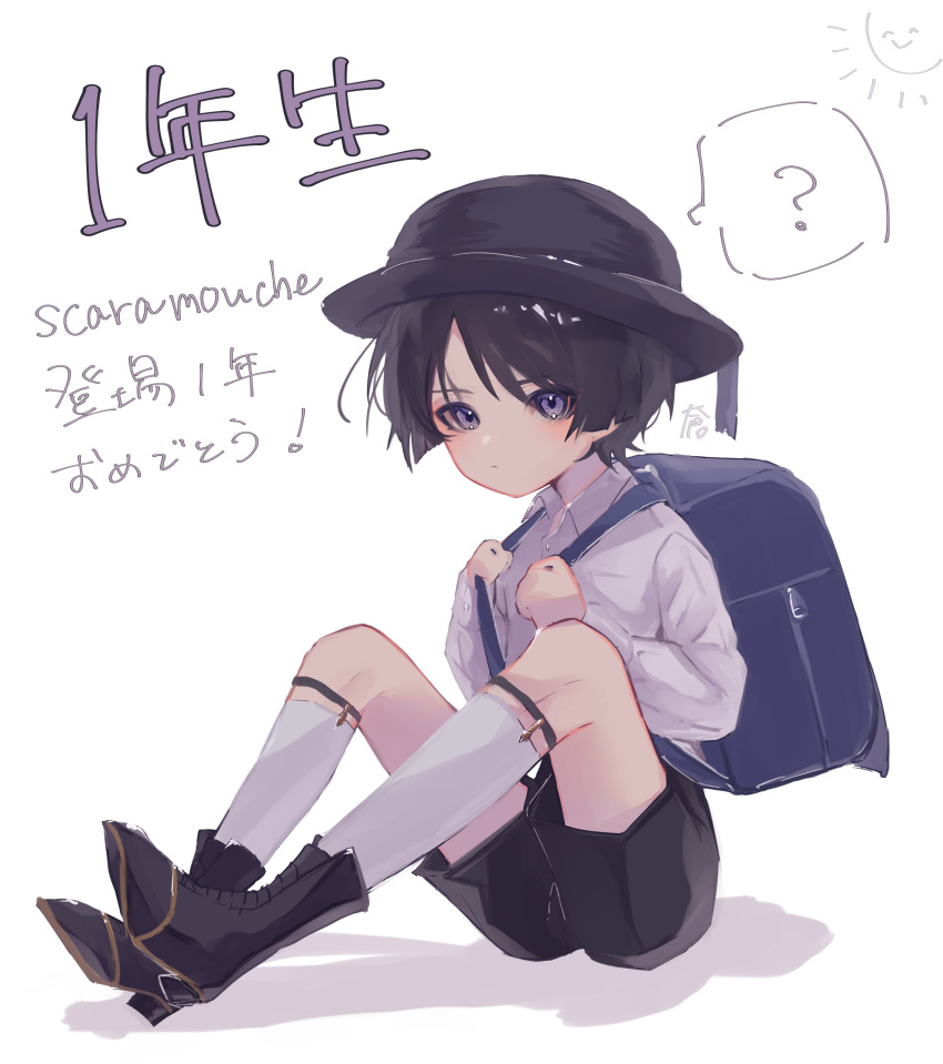 1boy, ?, absurdres, alternate_costume, backpack, bag, black_hair, black_shorts, child, genshin_impact, highres, long_sleeves, looking_at_viewer, nero_hanken, randoseru, scaramouche_(genshin_impact), shirt, short_hair, shorts, sitting, socks, violet_eyes, white_shirt
