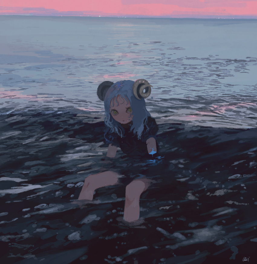 1girl, azigashimitoru, bangs, black_shirt, blood, blue_blood, blue_hair, commentary, green_eyes, horizon, horns, long_hair, looking_at_viewer, ocean, original, parted_lips, partially_submerged, pink_sky, puffy_short_sleeves, puffy_sleeves, scenery, sheep_horns, shirt, short_sleeves, sitting, solo, water, waves