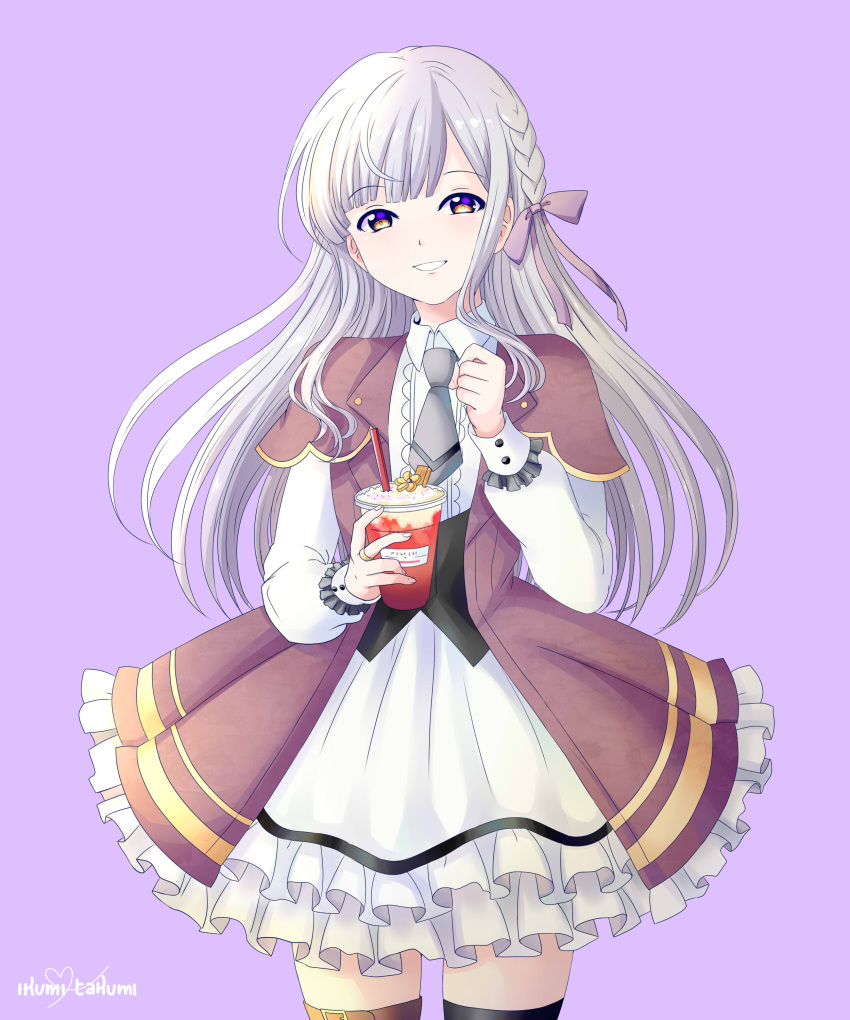 1girl, absurdres, artist_name, assault_lily, asymmetrical_legwear, bangs, black_legwear, blunt_bangs, bow, braid, brown_capelet, brown_jacket, brown_legwear, capelet, collared_dress, commentary, cowboy_shot, cup, disposable_cup, dress, drink, drinking_straw, eyebrows_visible_through_hair, fingernails, frilled_dress, frilled_sleeves, frills, grey_hair, grey_necktie, grin, hair_bow, hands_up, heart, highres, holding, holding_cup, ikumi_takumi, jacket, kon_kanaho, layered_dress, long_hair, long_sleeves, looking_at_viewer, mismatched_legwear, necktie, official_alternate_costume, open_clothes, open_jacket, parted_lips, purple_background, purple_bow, short_dress, short_necktie, side_braid, sidelocks, simple_background, single_braid, smile, solo, standing, thigh-highs, white_dress, yellow_eyes