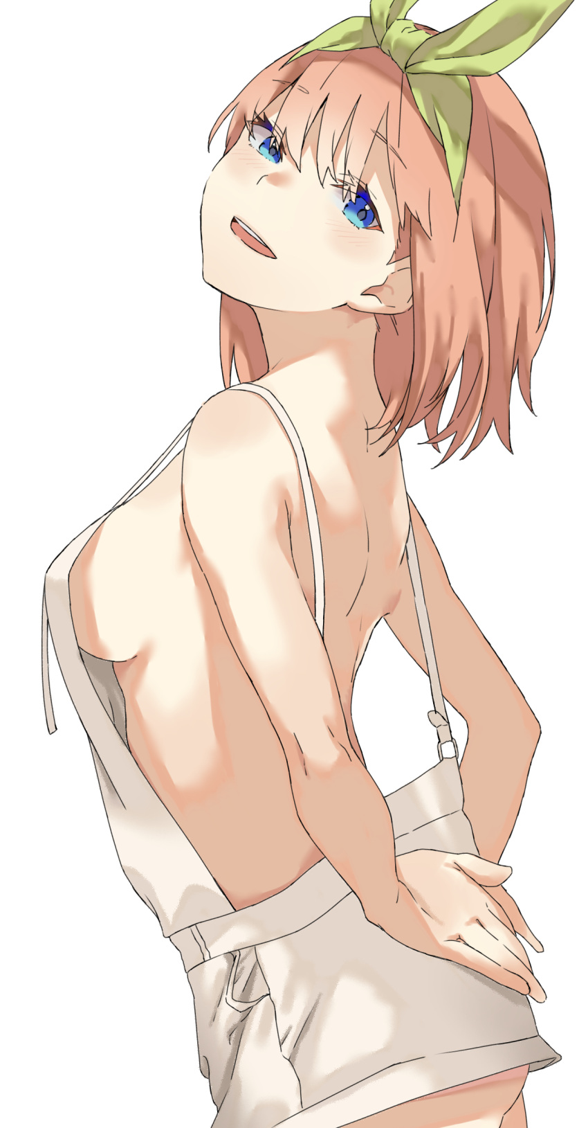 1girl, ass, bangs, bare_arms, bare_shoulders, blush, breasts, brown_hair, commentary_request, eyebrows_visible_through_hair, go-toubun_no_hanayome, green_ribbon, hair_between_eyes, hair_ribbon, head_tilt, highres, looking_at_viewer, looking_to_the_side, medium_breasts, nakano_yotsuba, open_mouth, overall_skirt, ribbon, sideboob, simple_background, smile, solo, susukida_(sususabu0710), teeth, upper_teeth, white_background
