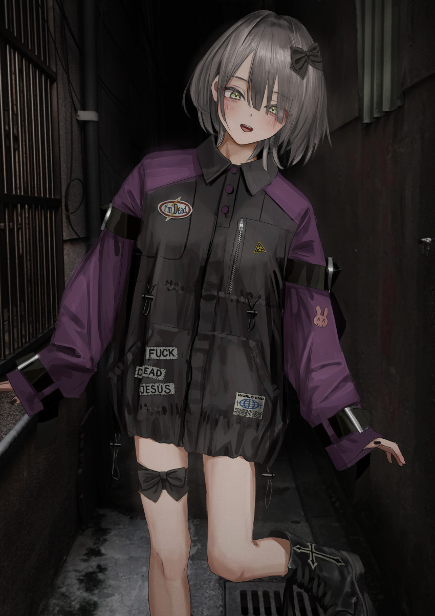 1girl, :d, absurdres, ankle_boots, black_bow, black_footwear, black_nails, black_shirt, blush, boots, bow, collared_shirt, fingernails, green_eyes, grey_hair, hair_bow, head_tilt, highres, lbush, long_sleeves, looking_at_viewer, nadegata, nail_polish, profanity, raglan_sleeves, shirt, sleeves_past_wrists, smile, solo, standing, standing_on_one_leg, thigh_bow, thigh_strap, wing_collar