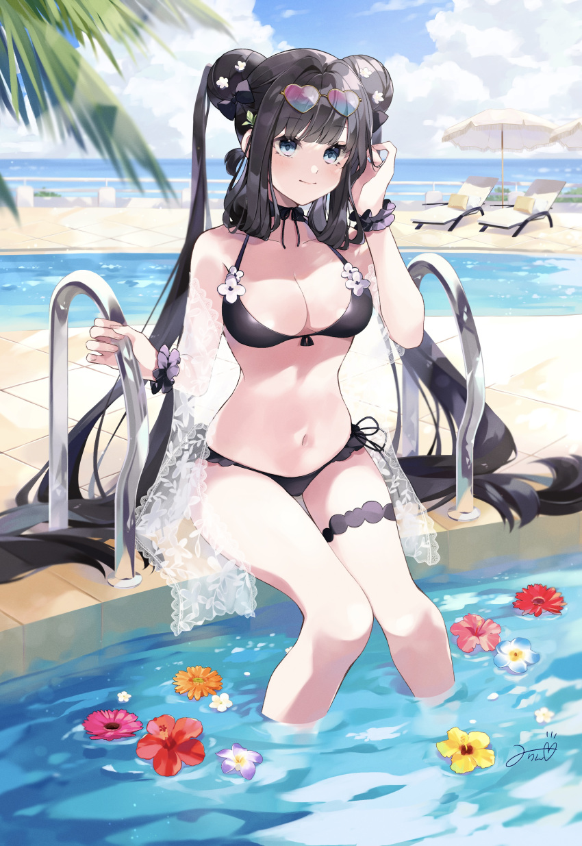1girl, absurdres, bikini, black_bikini, breasts, chair, double_bun, eyewear_on_head, fate/grand_order, fate_(series), flower, highres, long_hair, lounge_chair, misaki346, navel, ocean, poolside, signature, smile, sunglasses, swimsuit, thigh_strap, twintails, very_long_hair, yang_guifei_(fate), yang_guifei_(honey_lake)_(fate)