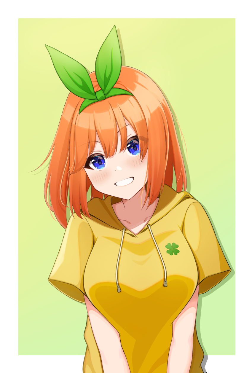 1girl, absurdres, blue_eyes, blush, border, clover_print, codename696, commentary_request, go-toubun_no_hanayome, green_hairband, grin, hairband, highres, hood, hoodie, nakano_yotsuba, orange_hair, shirt, short_hair, short_sleeves, smile, solo, teeth, upper_body, white_border, yellow_hoodie, yellow_shirt