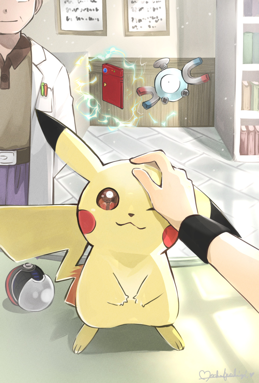 2boys, belt, belt_buckle, black_wristband, bookshelf, brown_eyes, brown_shirt, buckle