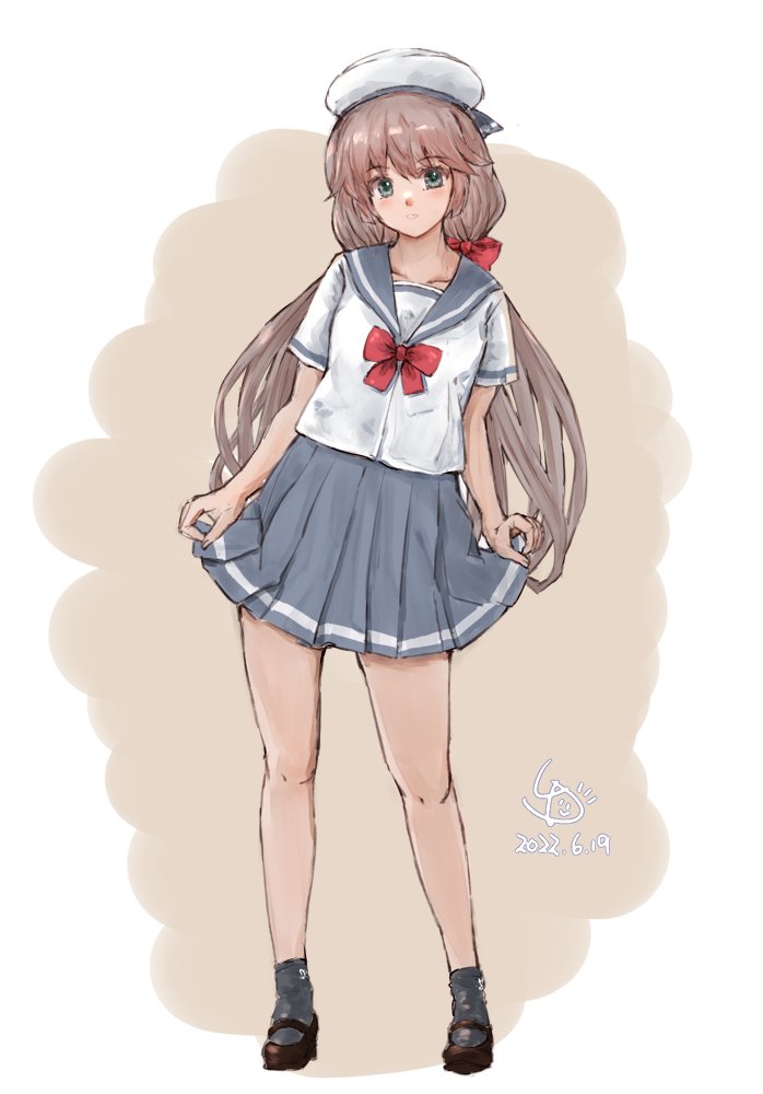 1girl, bow, commentary_request, full_body, green_eyes, grey_hair, grey_legwear, grey_sailor_collar
