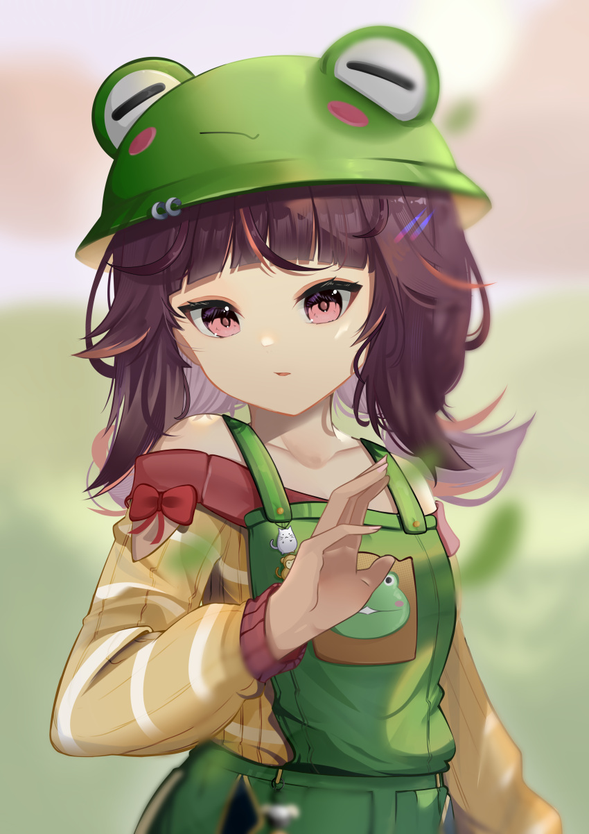 1girl, absurdres, blurry, blurry_background, bow, collarbone, eijivein, green_headwear, green_overalls, hat, highres, keroro_suika, looking_at_viewer, multicolored_hair, off-shoulder_sweater, off_shoulder, open_hand, open_mouth, orange_hair, orange_sweater, overalls, pink_eyes, red_bow, solo, streaked_hair, sweater, virtual_youtuber, yume_reality