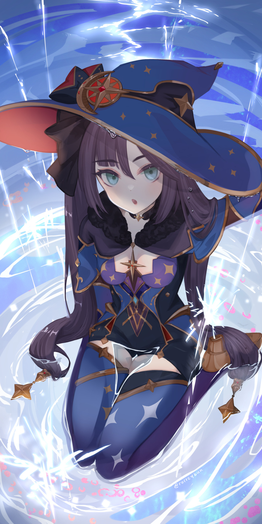 1girl, :o, absurdres, bangs, black_choker, black_hair, blue_headwear, blue_legwear, blue_leotard, bow, breasts, brooch, choker, fur_collar, genshin_impact, gold_trim, green_eyes, hat, hat_bow, highres, jewelry, julie, kneeling, leotard, long_hair, looking_at_viewer, looking_up, mona_(genshin_impact), mona_(pact_of_stars_and_moon)_(genshin_impact), official_alternate_costume, open_mouth, small_breasts, solo, sparkle_print, thigh-highs, twintails, very_long_hair, water, wet, wet_clothes, witch_hat