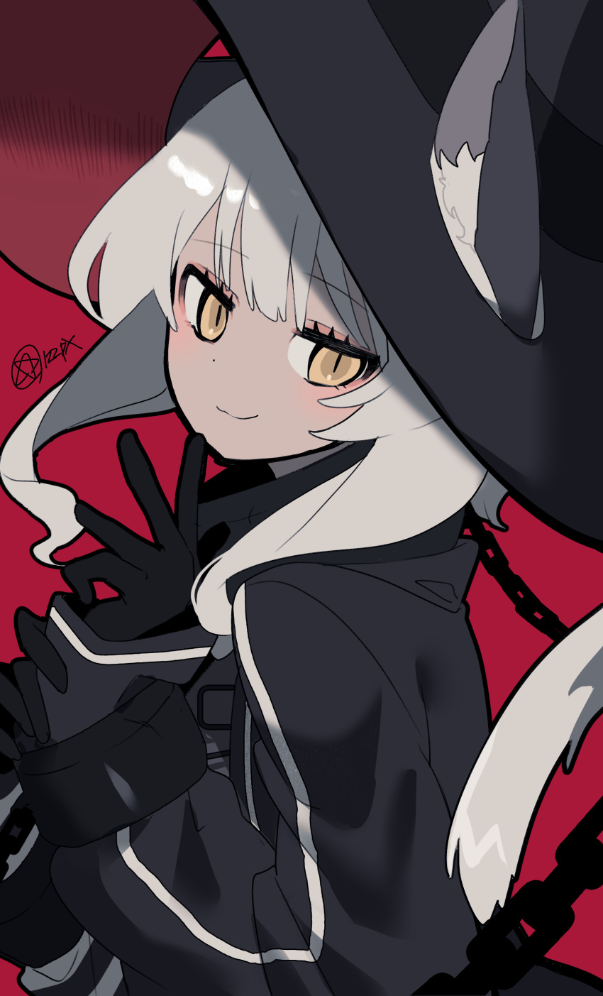 122pxsheol, 1girl, absurdres, animal_ears, arknights, black_gloves, black_headwear, black_jacket, cat_ears, cat_girl, cat_tail, chain, commentary, cuffs, ears_through_headwear, from_side, gloves, hat, haze_(arknights), highres, jacket, long_hair, long_sleeves, looking_at_viewer, red_background, shackles, sidelocks, simple_background, slit_pupils, smile, solo, tail, upper_body, white_hair, witch_hat, yellow_eyes