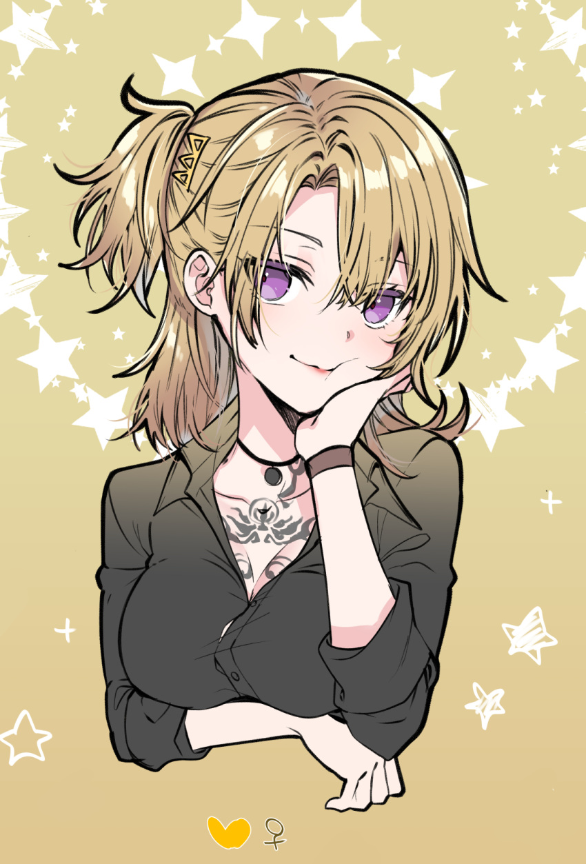 1girl, black_shirt, blonde_hair, chest_tattoo, dress_shirt, face, genderswap, genderswap_(mtf), hair_between_eyes, hair_ornament, highres, kokuchuutei, long_sleeves, looking_at_viewer, luca_kaneshiro, lucy_kaneshiro, medium_hair, nijisanji, nijisanji_en, portrait, shirt, short_sidetail, simple_background, smile, solo, tattoo, upper_body, violet_eyes, virtual_youtuber