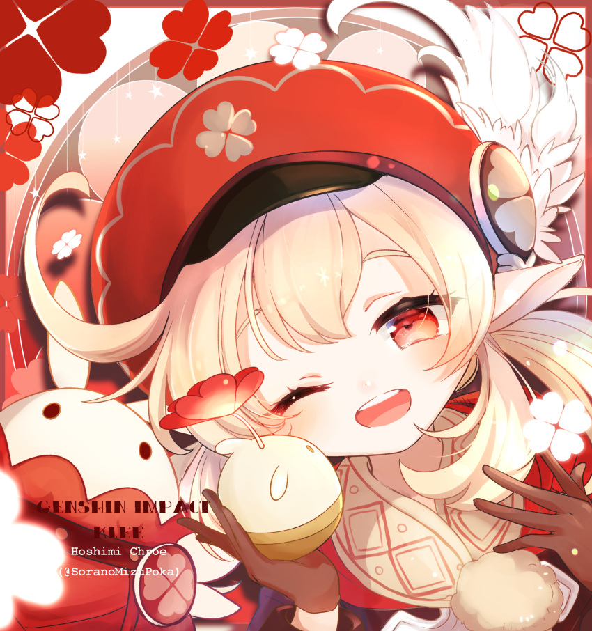 1girl, ;d, ahoge, bangs, brown_gloves, brown_scarf, cabbie_hat, character_name, close-up, clover_print, coat, commentary_request, copyright_name, genshin_impact, gloves, hair_between_eyes, hat, hat_feather, hat_ornament, highres, hoshiusagi_no_chloe, jumpy_dumpty, klee_(genshin_impact), light_brown_hair, long_hair, long_sleeves, looking_at_viewer, low_twintails, one_eye_closed, pointy_ears, red_coat, red_eyes, red_headwear, scarf, sidelocks, smile, solo, stuffed_animal, stuffed_toy, twintails, twitter_username