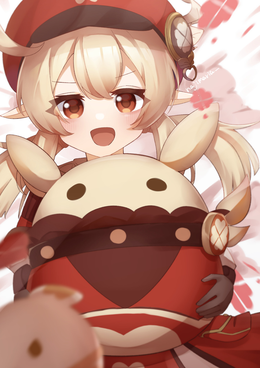 1girl, :d, absurdres, ahoge, bangs, blurry, brown_gloves, cabbie_hat, carrying, clover_print, coat, commentary_request, depth_of_field, doll_hug, explosion, genshin_impact, gloves, hair_between_eyes, hat, hat_feather, hat_ornament, highres, jumpy_dumpty, klee_(genshin_impact), light_brown_hair, long_hair, long_sleeves, looking_at_viewer, low_twintails, najima_(nazimaria), object_hug, orange_eyes, pocket, pointy_ears, red_coat, red_headwear, sidelocks, simple_background, smile, solo, stuffed_animal, stuffed_toy, twintails