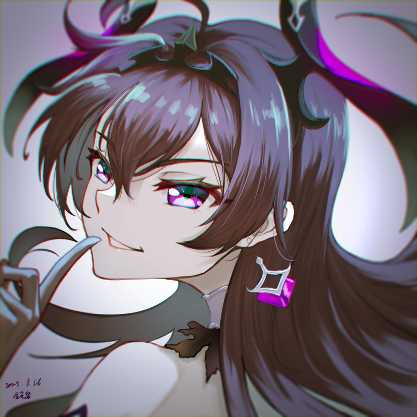 1girl, bangs, blurry, brown_hair, chinese_commentary, chromatic_aberration, collar, dated