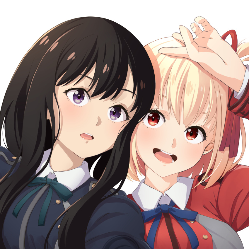2girls, absurdres, black_hair, black_shirt, blonde_hair, blue_ribbon, collared_shirt, green_ribbon, hand_up, highres, inoue_takina, long_hair, looking_at_viewer, lycoris_recoil, multiple_girls, neck_ribbon, nishikigi_chisato, open_mouth, red_eyes, red_shirt, rena_sakuma, ribbon, shirt, short_hair, smile, teeth, upper_body, upper_teeth, violet_eyes