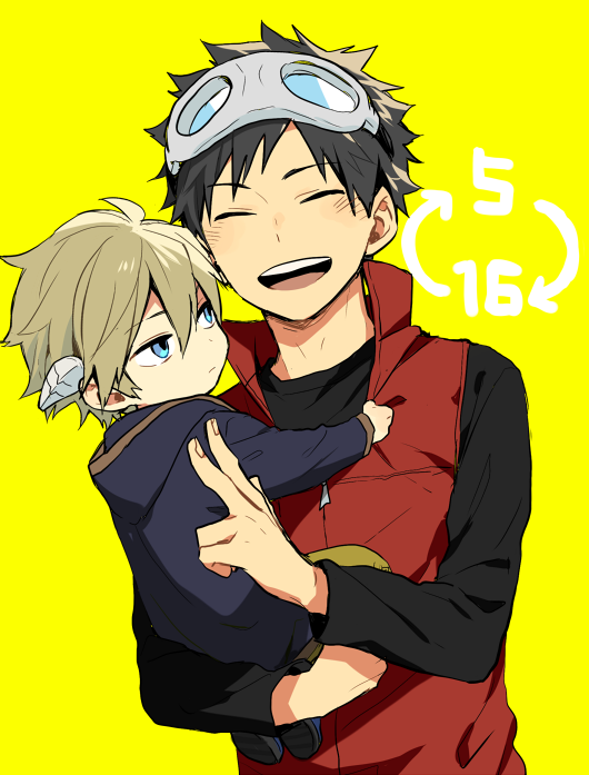 2boys, 7100potechi, age_switch, arrow_(symbol), bangs, black_hair, black_shirt, blue_eyes