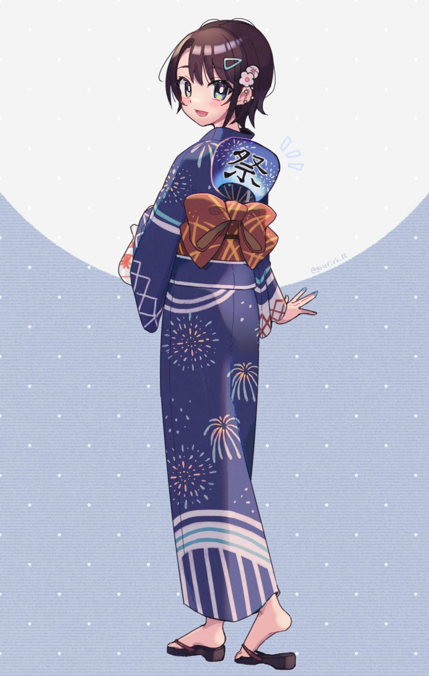 1girl, aqua_eyes, bangs, blue_kimono, blue_nails, blush, brown_hair, commentary_request, flower, from_behind, full_body, goldfish_22, hair_flower, hair_ornament, hairclip, hand_fan, heel_up, highres, holding, hololive, japanese_clothes, kimono, looking_at_viewer, looking_back, medium_hair, nail_polish, obi, oozora_subaru, open_mouth, paper_fan, print_kimono, sandals, sash, shiny, shiny_hair, sidelocks, solo, standing, swept_bangs, twitter_username, uchiwa, virtual_youtuber, wide_sleeves, yukata