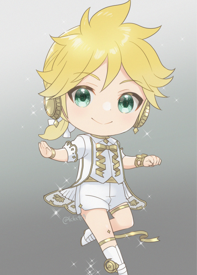 1boy, :>, artist_name, blonde_hair, chibi, closed_mouth, en_pointe, full_body, gradient, gradient_background, gramophone_len, green_eyes, grey_background, hands_up, headset, kagamine_len, kikuchi_mataha, kneehighs, leg_up, looking_at_viewer, low_ponytail, medium_hair, miku_symphony_(vocaloid), see-through, shirt, short_ponytail, shorts, signature, simple_background, single_kneehigh, single_sock, smile, socks, solo, standing, standing_on_one_leg, thigh_strap, vocaloid, white_shirt, white_shorts