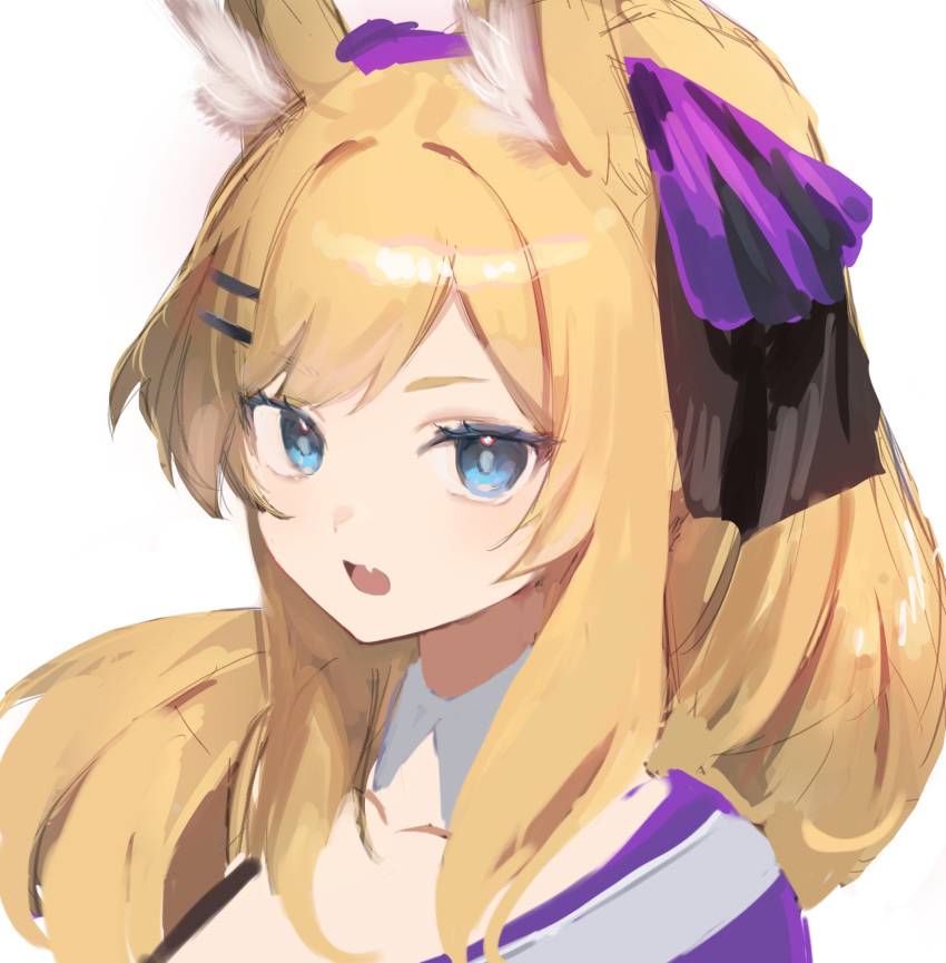 1girl, animal_ear_fluff, animal_ears, arknights, bangs, blonde_hair, blue_eyes, collarbone, fang, hair_ornament, hair_ribbon, hairclip, highres, horse_ears, long_hair, looking_at_viewer, nagute, open_mouth, ponytail, purple_ribbon, ribbon, simple_background, solo, thick_eyebrows, upper_body, whislash_(arknights), whislash_(glory_purple)_(arknights), white_background