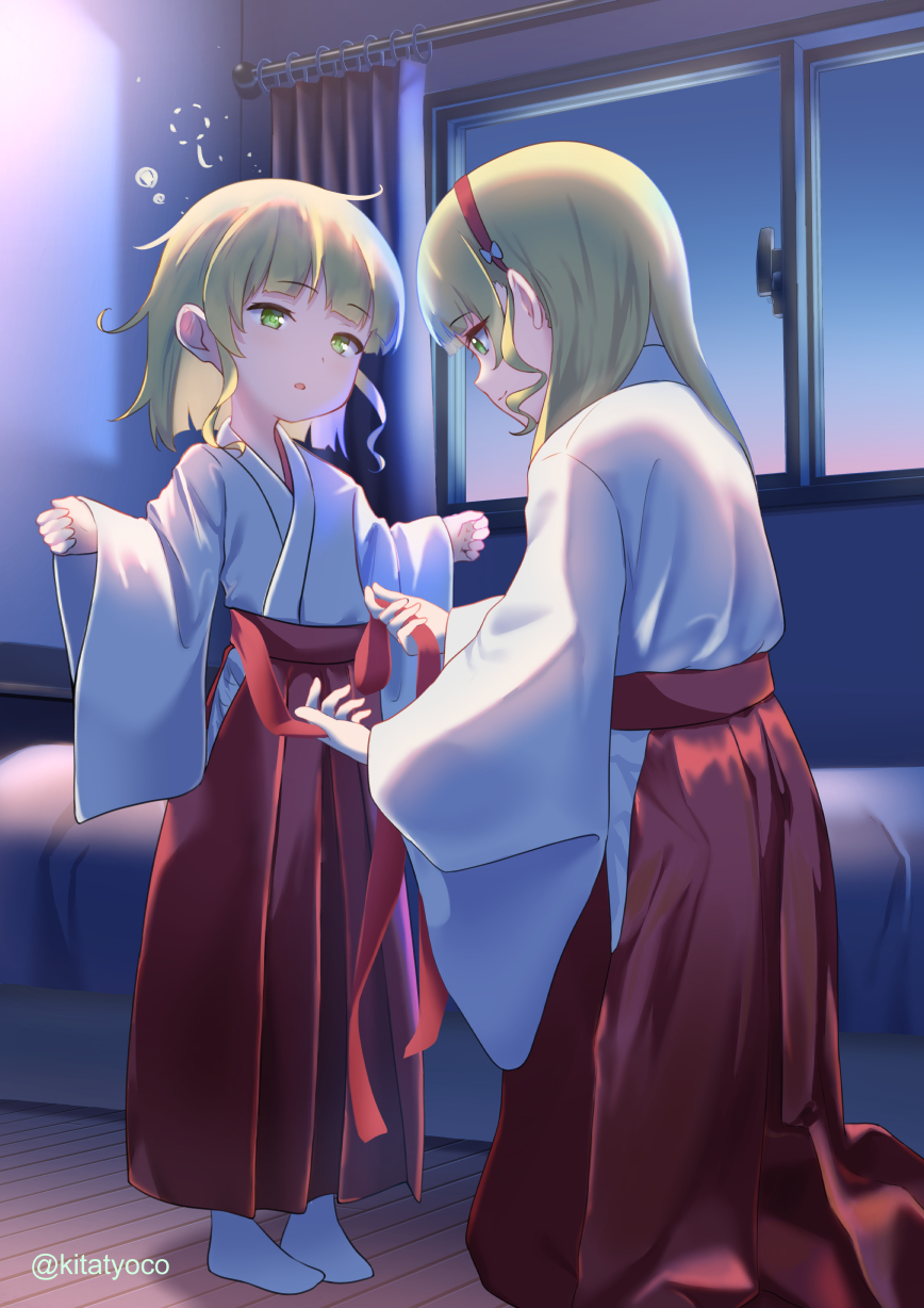 2girls, bangs, bed, blonde_hair, commentary, curtains, green_eyes, hairband