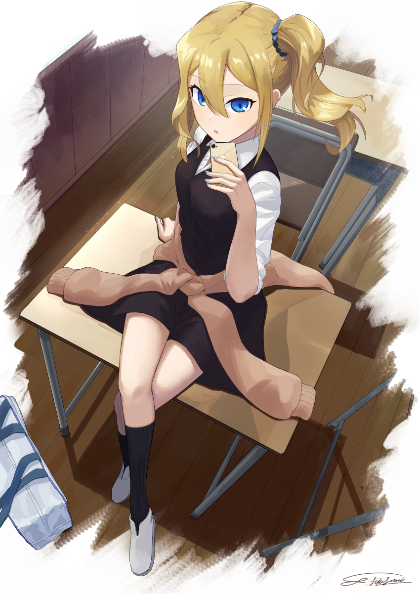 1girl, absurdres, blonde_hair, blue_eyes, blue_nails, cellphone, hayasaka_ai, highres, kaguya-sama_wa_kokurasetai_~tensai-tachi_no_renai_zunousen~, looking_at_viewer, nail_polish, phone, side_ponytail, solo, suzu_suzusumi
