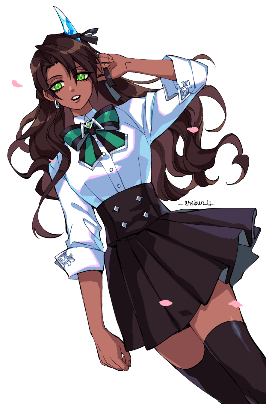 1girl, adapted_costume, aragami_oga, black_ribbon, black_skirt, black_thighhighs, bow, bowtie, brown_hair, collared_shirt, curtained_hair, dark-skinned_female, dark_skin, dutch_angle, earrings, eleven_(erebun), feet_out_of_frame, genderswap, genderswap_(mtf), green_bow, green_bowtie, green_eyes, hand_up, high-waist_skirt, highres, holostars, horn_ornament, horn_ribbon, horns, ice_horns, jewelry, long_hair, looking_at_viewer, official_alternate_costume, open_mouth, petals, ribbon, sharp_teeth, shirt, simple_background, single_earring, single_horn, skirt, solo, teeth, thigh-highs, upper_teeth, virtual_youtuber, wavy_hair, white_background, white_shirt