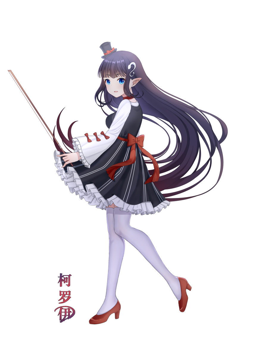 1girl, absurdres, benghuai_xueyuan, black_dress, black_footwear, black_hair, blue_eyes, bow_(music), chloe_(benghuai_xueyuan), choker, dress, hat, highres, holding, honkai_(series), le_memory, looking_at_viewer, looking_to_the_side, mini_hat, musical_note, parted_lips, pointy_ears, red_choker, red_footwear, red_ribbon, ribbon, shirt, simple_background, solo, thigh-highs, translated, white_background, white_shirt