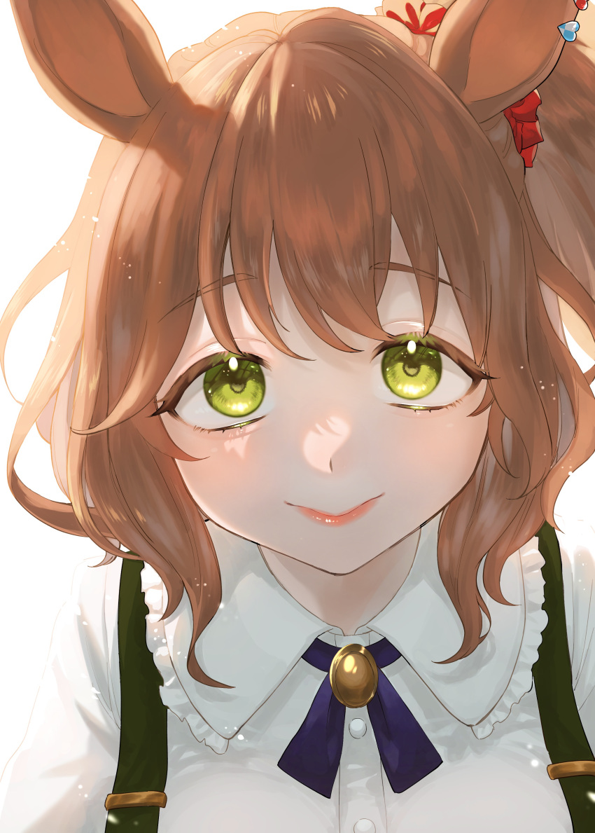 1girl, absurdres, animal_ears, aston_machan_(umamusume), backlighting, bangs, breasts, brown_hair, closed_mouth, collared_shirt, dress_shirt, green_eyes, hair_ornament, hair_scrunchie, highres, horse_ears, looking_at_viewer, medium_breasts, one_side_up, red_lips, red_scrunchie, ribbon, sarachi_(sara_dayluv), scrunchie, shirt, simple_background, smile, solo, suspenders, umamusume, upper_body, white_background, white_shirt