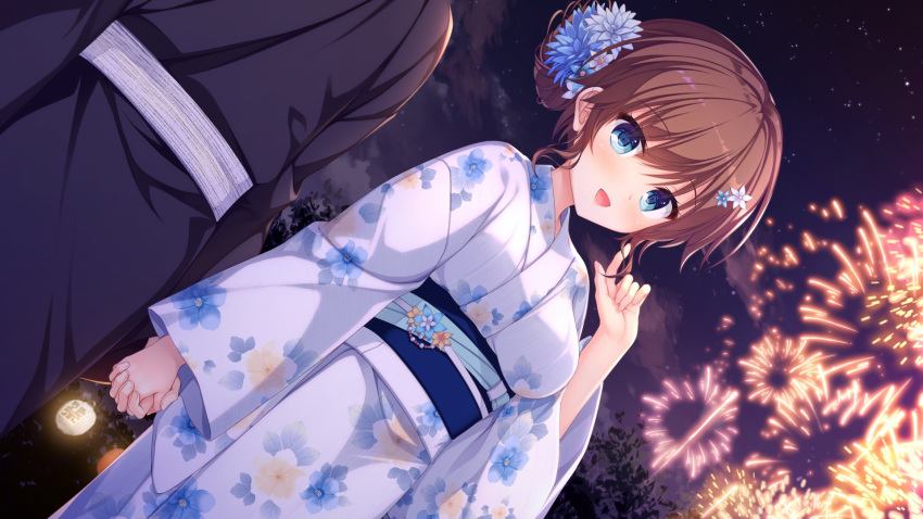 1boy, 1girl, bangs, blue_eyes, blush, brown_hair, drapri_guu-ta-life, drapri_guu-ta-life_3, dutch_angle, fireworks, floral_print, game_cg, hair_flower, hair_ornament, half_updo, highres, holding_hands, ichinose_akino, japanese_clothes, kimono, night, night_sky, official_art, open_mouth, outdoors, photoshop_(medium), short_hair, sky, smile, solo_focus, takano_yuki_(allegro_mistic)