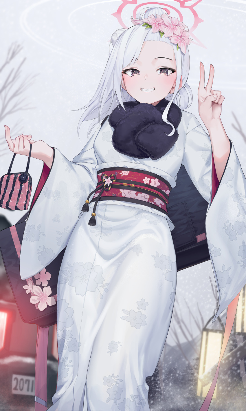 1girl, absurdres, alternate_costume, bag, bangs, blue_archive, building, dutch_angle, flower, fur-trimmed_kimono, fur_trim, goback, grin, hair_bun, hair_flower, hair_ornament, hair_pulled_back, halo, hand_up, handbag, hands_up, highres, holding, holding_bag, japanese_clothes, kimono, lamp, long_hair, long_sleeves, looking_at_viewer, mutsuki_(blue_archive), mutsuki_(new_year)_(blue_archive), obi, official_alternate_costume, outdoors, red_sash, sash, sidelocks, sky, smile, solo, v, violet_eyes, white_hair, white_kimono, wide_sleeves, winter