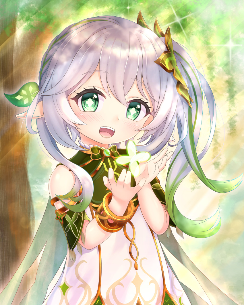 1girl, :d, absurdres, bangs, blurry, bracelet, braid, cape, commentary_request, depth_of_field, detached_sleeves, dress, forest, genshin_impact, gradient_hair, green_eyes, hair_between_eyes, hair_ornament, highres, jewelry, long_hair, looking_at_viewer, multicolored_hair, nahida_(genshin_impact), nature, ninoji, pointy_ears, short_sleeves, side_ponytail, sidelocks, single_braid, smile, solo, sunlight, symbol-shaped_pupils, tree, white_dress, white_hair