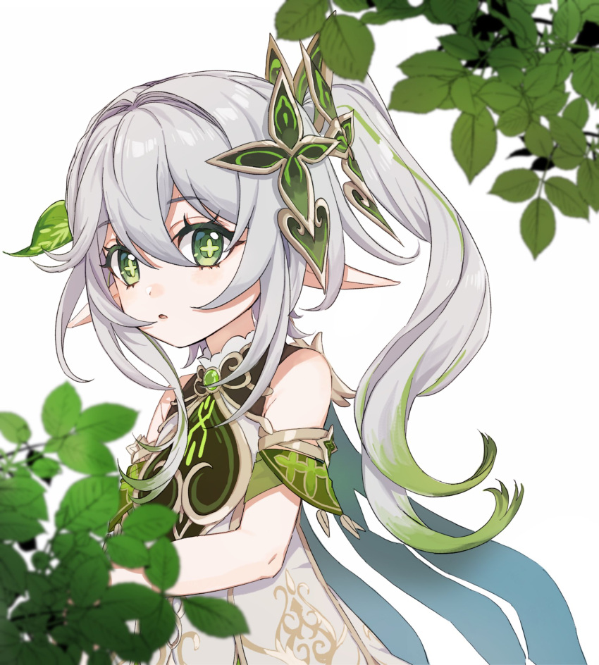 1girl, bangs, blurry, blurry_background, blurry_foreground, branch, cape, clover, commentary_request, depth_of_field, detached_sleeves, elf, flower, four-leaf_clover, genshin_impact, gradient_hair, green_eyes, green_wings, grey_hair, hair_between_eyes, hair_ornament, highres, leaf, leaf_hair_ornament, leaf_on_head, long_hair, long_pointy_ears, looking_at_viewer, motion_blur, multicolored_hair, nahida_(genshin_impact), palm_leaf, palm_tree, plant, pointy_ears, sharp_teeth, short_sleeves, sidelocks, simple_background, solo, sushi_171, symbol-shaped_pupils, tanabata, tanzaku, teeth, tree, wings