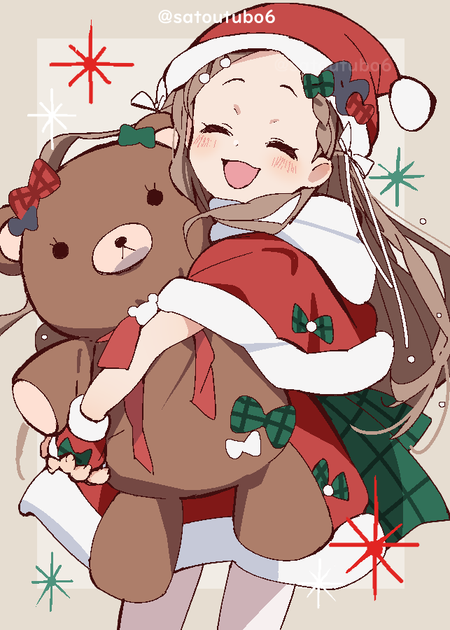 1girl, :d, aoba_kokona, back_bow, bow, braid, braided_bangs, brown_hair, capelet, christmas, closed_eyes, commentary, cowboy_shot, dress, facing_viewer, fur-trimmed_capelet, fur-trimmed_dress, fur_trim, green_bow, hat, holding, holding_stuffed_toy, iihoneikotu, long_hair, open_mouth, oversized_object, red_capelet, red_headwear, santa_dress, santa_hat, short_dress, smile, solo, sparkle, standing, stuffed_animal, stuffed_toy, teddy_bear, twitter_username, yama_no_susume