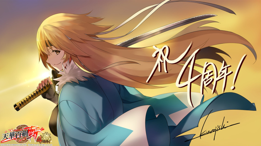 1girl, anniversary, blonde_hair, fingerless_gloves, floating_hair, forehead_protector, frown, fur_trim, gloves, haori, highres, holding, holding_sword, holding_weapon, japanese_clothes, katana, kurojishi, long_hair, looking_back, nagasone_kotetsu_(tenka_hyakken), official_art, shinsengumi, smile, sword, tenka_hyakken, weapon, yellow_eyes