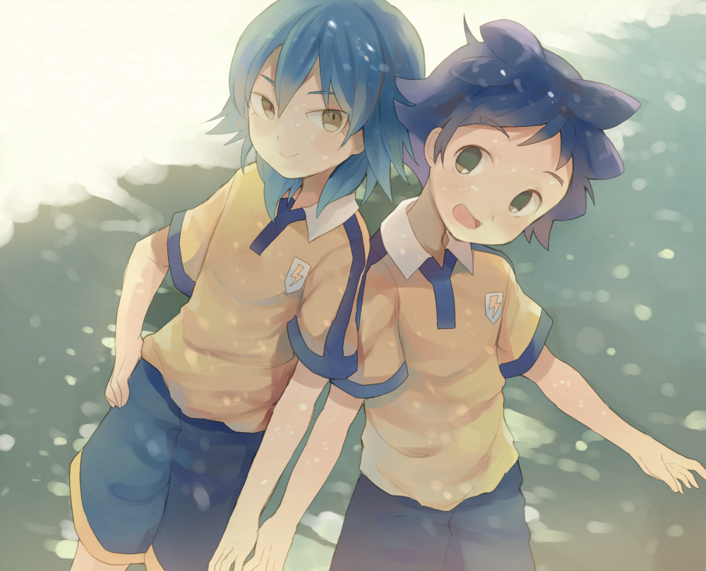 2boys, blue_hair, blue_shorts, brown_eyes, child, dot_nose, green_eyes, inazuma_eleven_(series)
